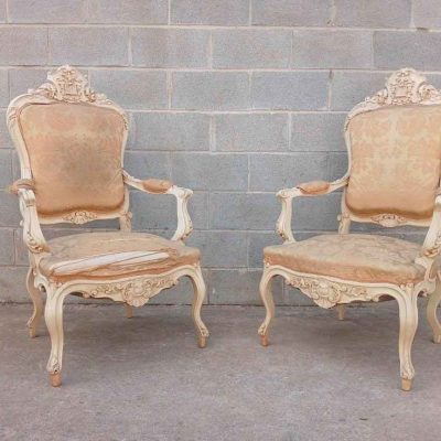 2 Dos sillones antiguos estilo Luis XV. Sillón antiguo estilo Isabelino.