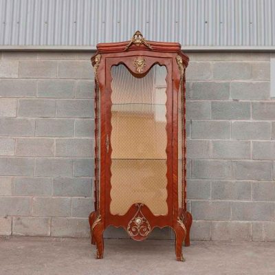 Vitrina antigua estilo Luis XV. Mueble Vitrina expositora antigua vintage estilo Isabelino.