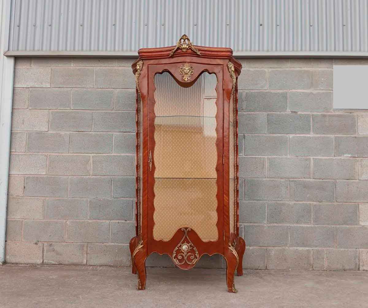 Vitrina antigua estilo Luis XV. Mueble Vitrina expositora antigua vintage estilo Isabelino.