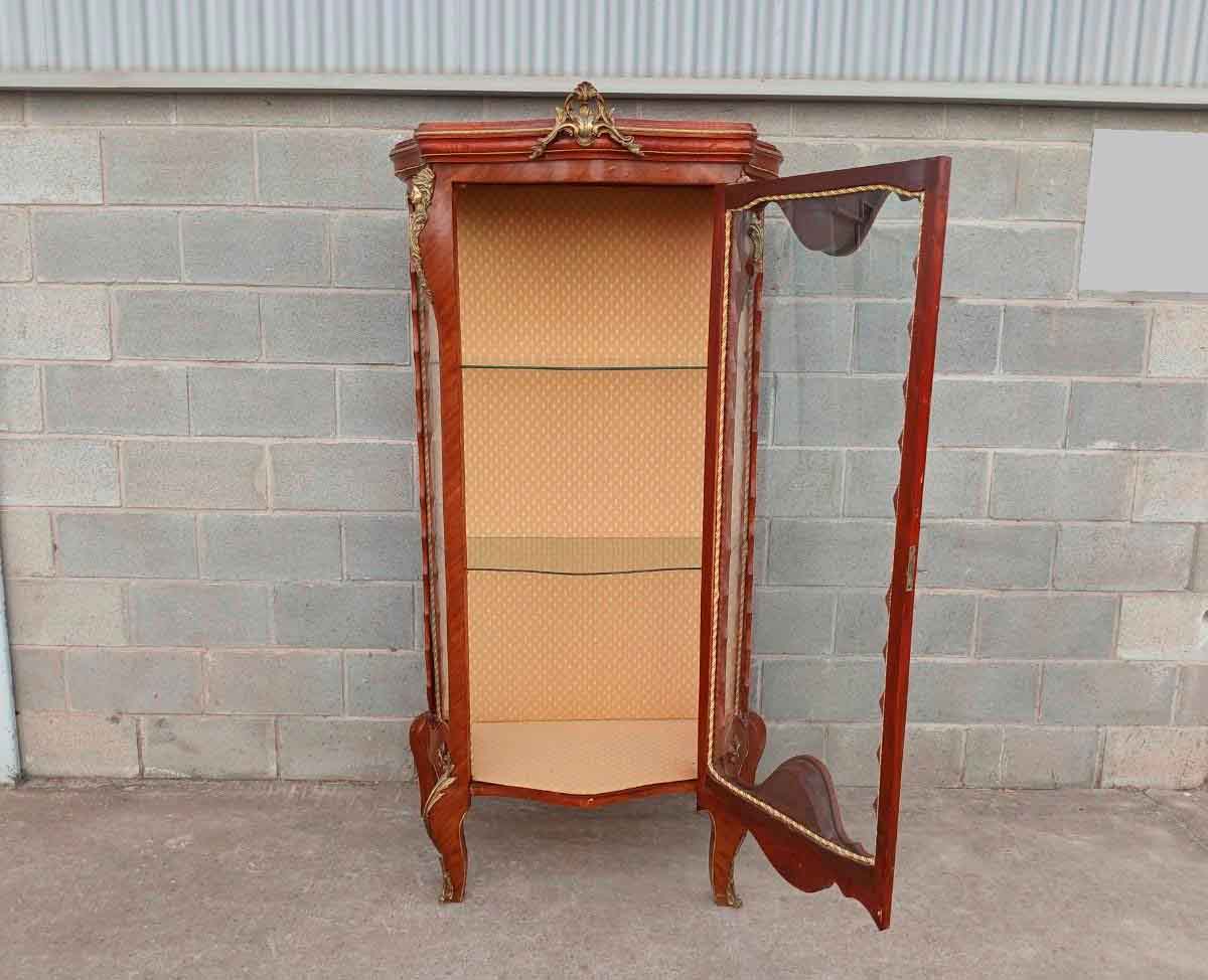 Vitrina antigua estilo Luis XV. Mueble Vitrina expositora antigua vintage estilo Isabelino. - Imagen 3