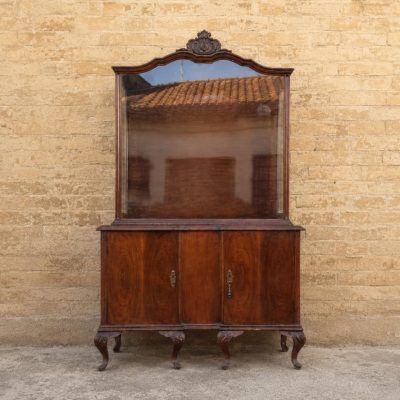 Vitrina antigua estilo Luis XV. Vitrina expositora vintage estilo Isabelino. Mueble auxiliar Aparador.
