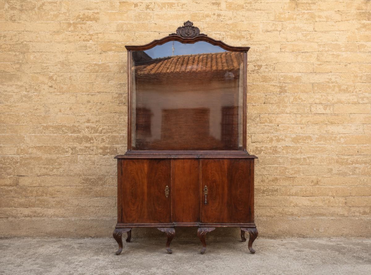 Vitrina antigua estilo Luis XV. Vitrina expositora vintage estilo Isabelino. Mueble auxiliar Aparador.