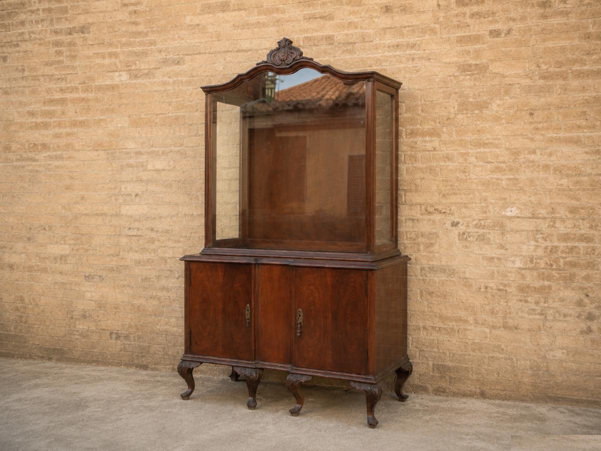 Vitrina antigua estilo Luis XV. Vitrina expositora vintage estilo Isabelino. Mueble auxiliar Aparador. - Imagen 2