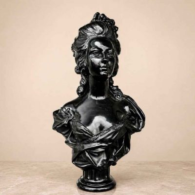 Busto antiguo de María Antonieta (73 cm). Busto de dama del siglo XVIII (25 kg).