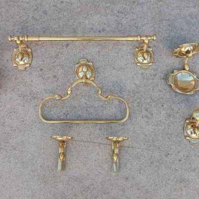 Juego de accesorios antiguos de baño bronce estilo Luis XVI. Toallero antiguo Luis XV cuarto de baño.