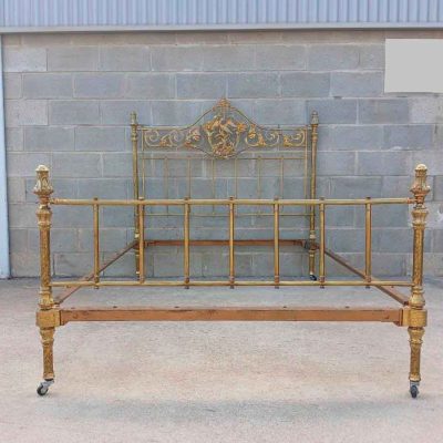 Cama antigua bronce repujado estilo Isabelino s.XIX. Cama antigua bronce estilo Luis XVI.