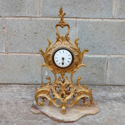 Reloj de sobremesa antiguo estilo Luis XV. Reloj de mesa bronce antiguo.